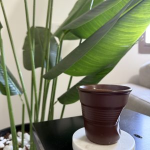 كوب بني مطعوج