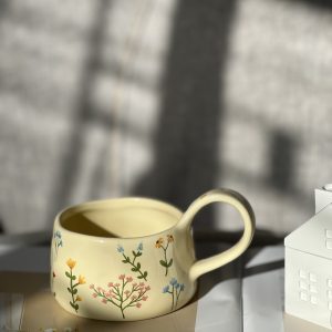 كوب ورد ملون