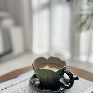 كوب ورق الشجر باللون الاخضر