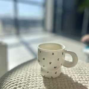 كوب الاحرف اللون الابيض