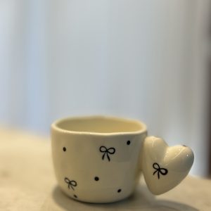 كوب القلب باللون الاسود