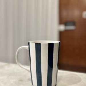 كوب مخطط كحلي