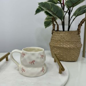 كوب متعرج ببيونة